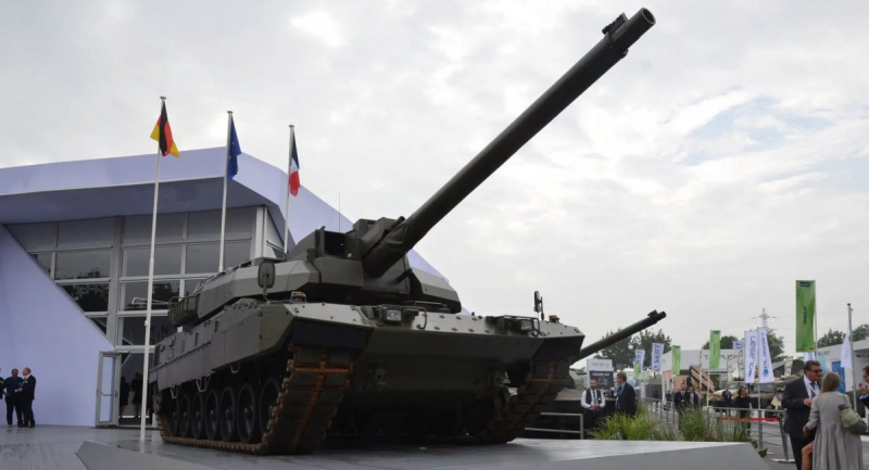 Демонстратор можливості створення євротанка у вигляді гідриду Leopard 2 та Leclerc на виставці Eurosatory-2018 (фото: MilitaryLeak)