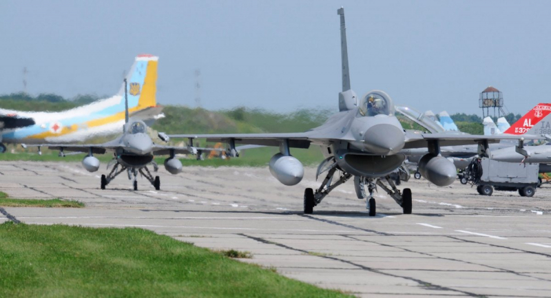 Україна має сигнал від "деяких країн" про готовність навчати пілотів на F-16, і там є дуже неочікувані варіанти