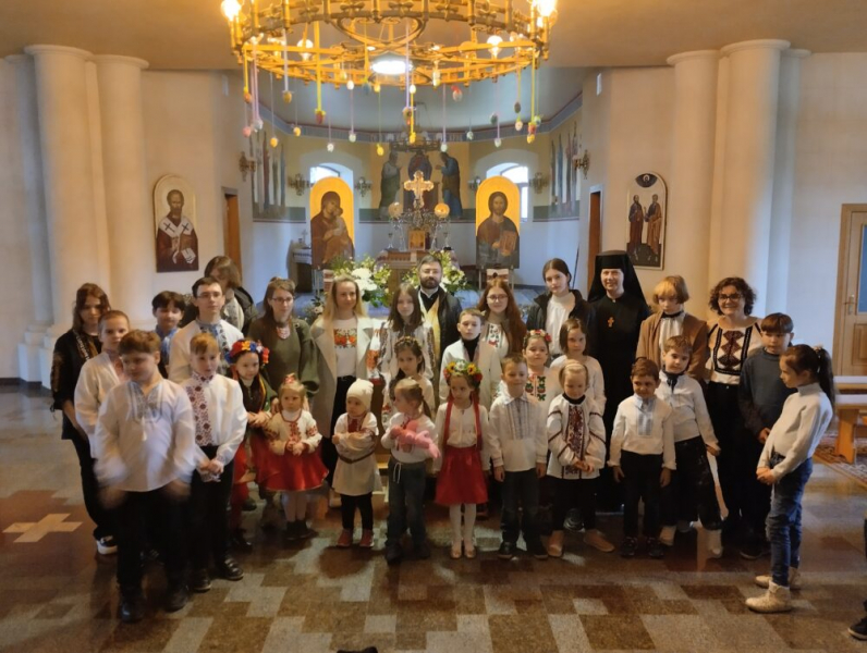 Біля катедрального собору в Харкові провели великодні гаївки
