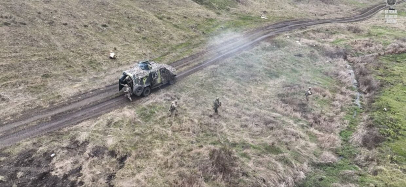 Бронеавтомобіль КрАЗ “Спартан” з українським бойовим модулем “Сармат” використовується бійцями спецпідрозділу “Омега”