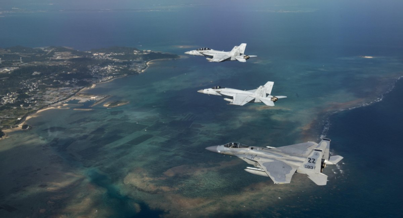 F-15 Eagle ПС США та F/A-18 Super Hornets ВМС США. Фото U.S. Air Force