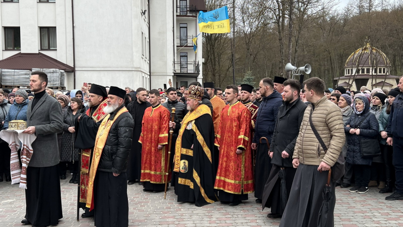 Хресна дорога в Зарваниці об’єднала тисячі вірних у молитві за Україну