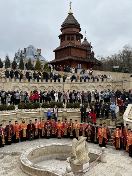 Хресна дорога в Зарваниці об’єднала тисячі вірних у молитві за Україну