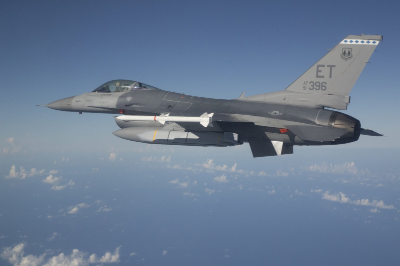 F-16 з ракетою JASSM-ER (фото: US DoD)