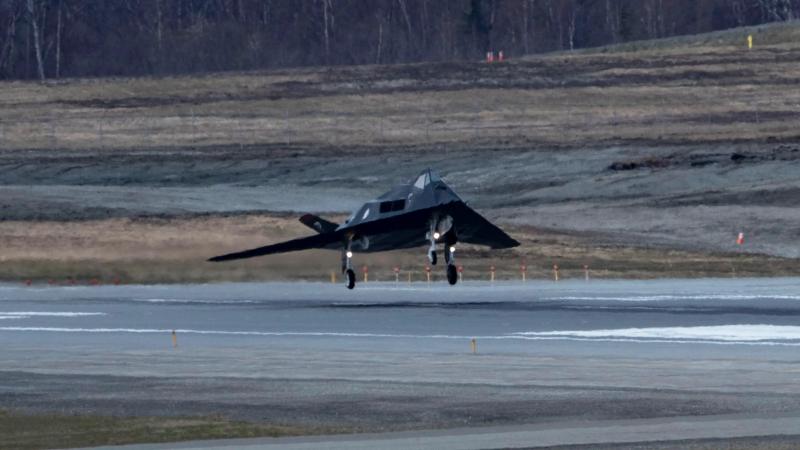Рідкісні фото "секретного" стелс-літака F-117 на землі і в небі: списана 15 років тому, машина все ще отримує нові завдання