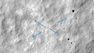 На зображенні з орбітального апарату NASA Lunar Reconnaissance Orbiter видно місце падіння посадкового модуля HAKUTO-R M1 ispace і кілька уламків космічного корабля. Авторство: NASA/GSFC/Університет штату Арізона