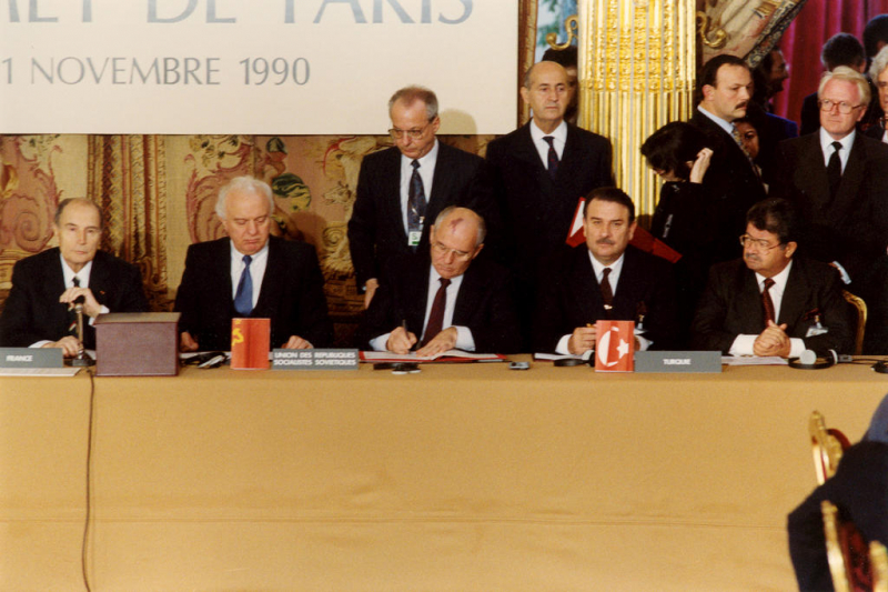 Підписання Горбачовим Договору про звичайні збройні сили в Європі