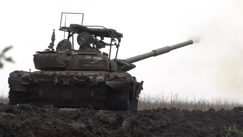 Рашисти повертають на танки мангали з "апгрейдом" у вигляді динамічного захисту та вдосконаленою конструкцією