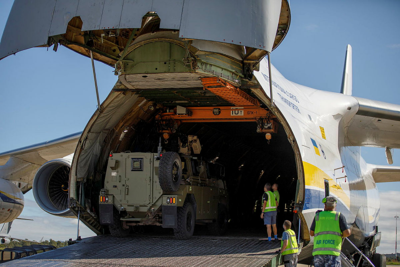 Завантаження гаубиць M777 та автомобілів Bushmaster у вантажну кабіну АН-124 “Руслан”. Фото: Joint Operations Command