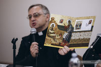 Українські ікони на конвертах і марках Ватикану: у товаристві «Свята Софія» презентували пасхальний поштовий набір