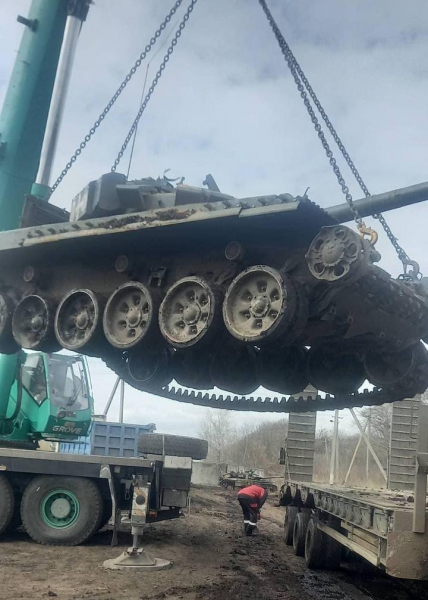 Процес евакуації Т-72 ЗСУ за допомогою німецького тягача MAN HX81, літо 2023 року, фото – прес-служба Четвертої окремої танкової бригади