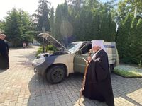 У Тернополі освятили та передали автомобіль на потреби військових