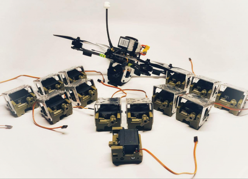 Саморобні прилади для скидання боєприпасів, вироблені Сталевими Шершнями, є одним із прикладів компонентів для дронів, що потребують масового виробництва. Фото: Сталеві Шершні