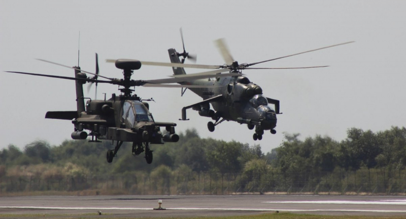 AH-64 Apache та Ми-24, фото - U.S. Army /25th Combat Aviation Brigade