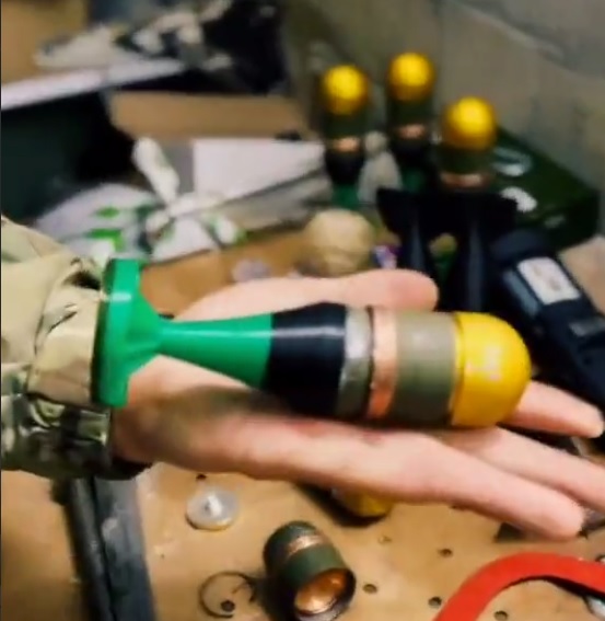 Модифікація штатних гранат для станкових гранатометів є одним із методів виготовлення дрон-боєприпасів. З відео: @simon_uxo