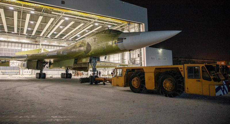 Викатка із заводського цеху рашистського Ту-160, виготовленого із "заготовок" часів СРСР, 30 грудня 2022 року