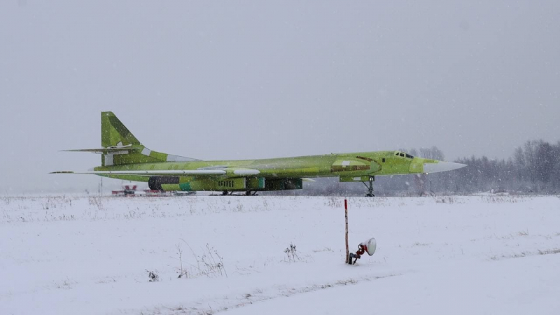 Російський Ту-160М, виготовлений з радянських "заготовок", виконує пробіг перед першим випробувальним польотом, січень 2022 року, фото з відкритих джерел