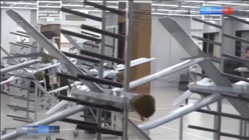 Готові до складання елементи дронів "Ланцет" на стелажах, липень 2023 року, стоп-кадр з пропагандистського відео