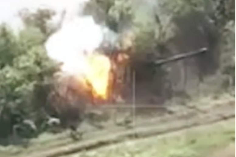 Результат влучання ракети з HIMARS у ворожу САУ "Мста-С", скріншот з відео Генштаба ЗСУ