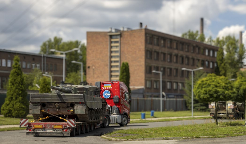 У Польщі показали ще декілька Leopard 2A4 ЗСУ на відновленні: беруть навіть важко понівечені машини