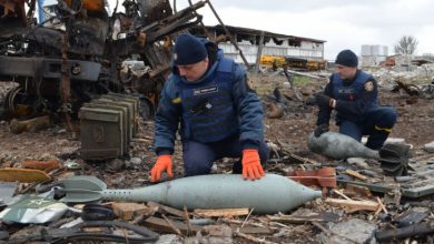 Міна 240-мм та працівники ДСНС на Чернігівщині. Фото: ДСНС