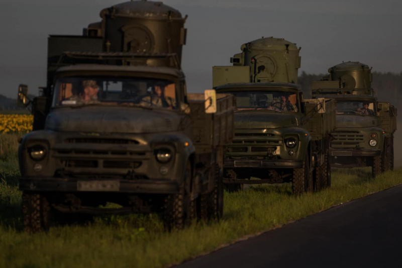 Прожектори, що служать для забезпечення польотів Су-27, фото – прес-служба 831-ої бригади, дата публікації – 3 серпня 2022 року, зображення ілюстративне