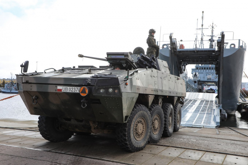 Польща продовжує замовляти локалізоване озброєння: черга дійшла до важких БМП та бронеавтомобілів