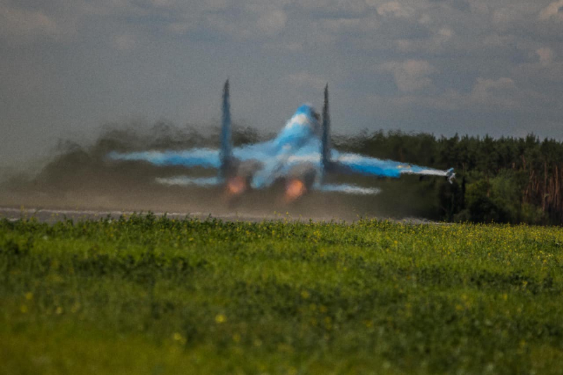 Прожектори, що служать для забезпечення польотів Су-27, фото – прес-служба 831-ої бригади, дата публікації – 3 серпня 2022 року