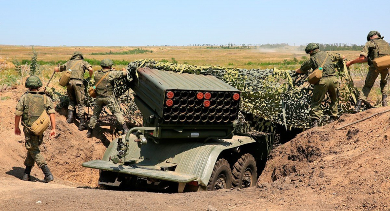 Російські військові готують до стрільби БМ-21 "Град", ілюстративне фото довоєнних часів