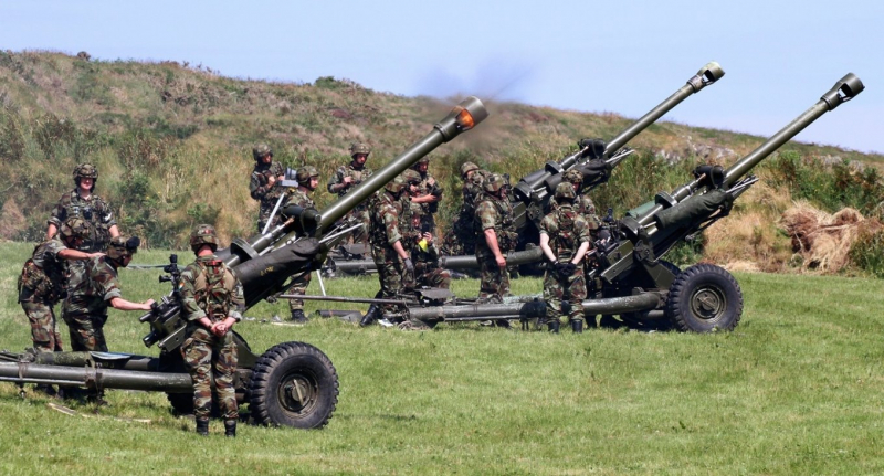 Артилеристи збройних сил Ірландії ведуть стрільбу із гаубиць L118, ілюстративне фото з відкритих джерел
