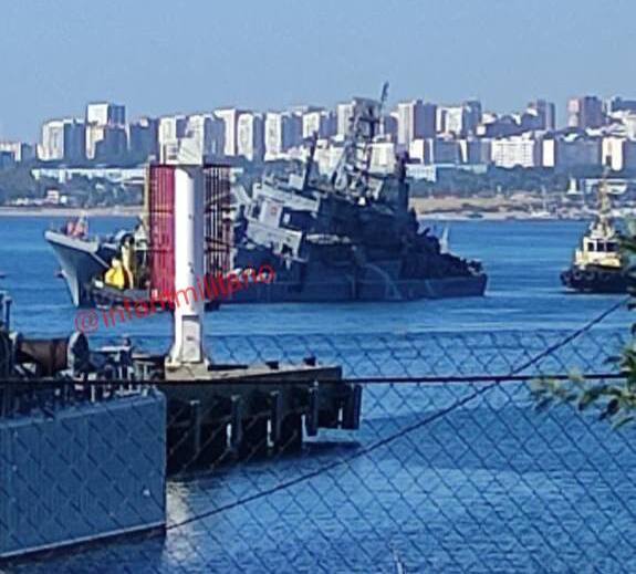 Пошкоджений десантний корабель ВМФ РФ "Оленегорский горняк" в акваторії Новоросійська, 4 липня 2023 року, зображення з відкритих джерел