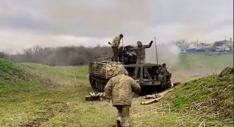 Бійці ЗСУ відпрацьовують по ворогу з Д-44 на базі МТ-ЛБ, травень 2023 року, стоп-кадр відео із соцмереж
