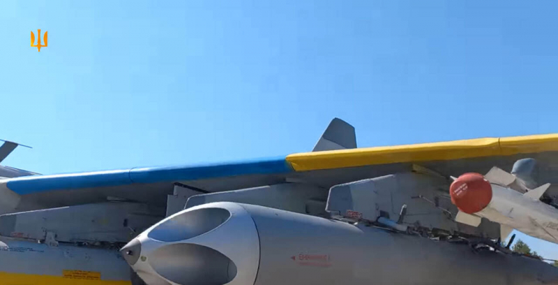 Р-60 під крилом Су-25, серпень 2023 року, стоп-кадр з офіційного відео Повітряних Сил України