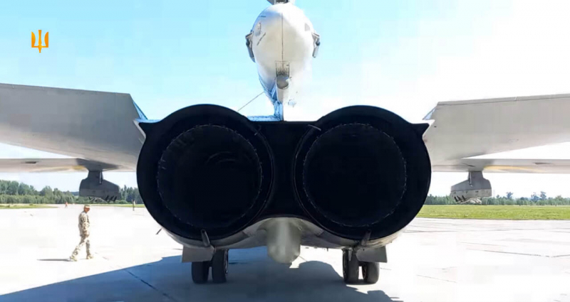 Су-24М без пілонів для підвіски західних крилатих ракет, серпень 2023 року, стоп-кадр з офіційного відео Повітряних Сил України