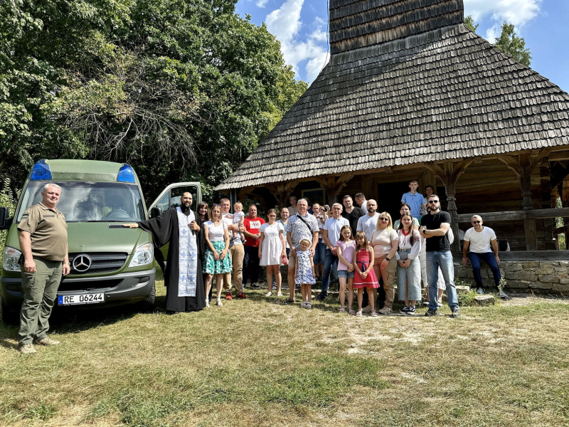 Парафія УГКЦ у Пирогові передала автомобіль швидкої допомоги на фронт