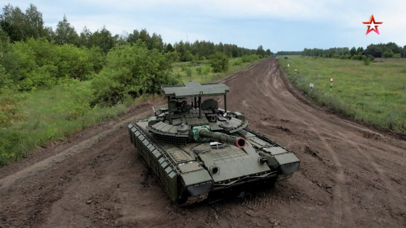 У РФ детально показали новий захист Т-80ВБМ, включно з новою станцією РЕБ та оновленим мангалом