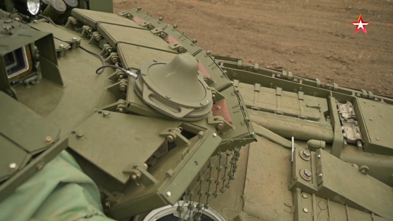 У РФ детально показали новий захист Т-80ВБМ, включно з новою станцією РЕБ та оновленим мангалом