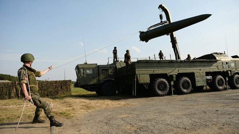 Військові армії РФ готуються до запуску балістичної ракети з ОТРК "Искандер", ілюстративне фото довоєнних часів