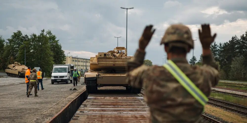 Розвантаження доставлених залізницею на німецький полігон Графенвер американських M1 Abrams, що використовувались для навчання бійців ЗСУ, 14 травня 2023 року, фото - US Army photo by Spc. Christian Carrillo
