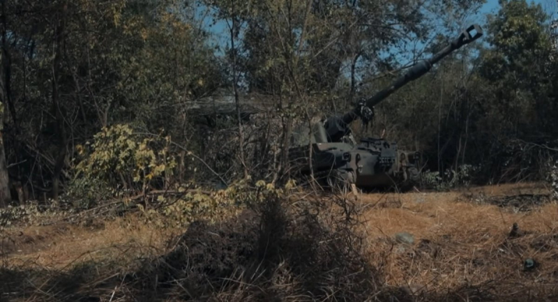 Бойова робота САУ M109 A6 Paladin в боях за Роботине, літо 2023 року, стоп-кадр з відео United24