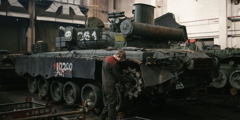 Процес ремонту танків для армії РФ, зображення з відкритих джерел