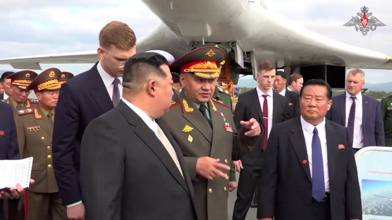 Шойгу та Ким Чен Ин на фоні Ту-160М, ймовірно спорядженого ракетами Х-БД, вересень 2023 року