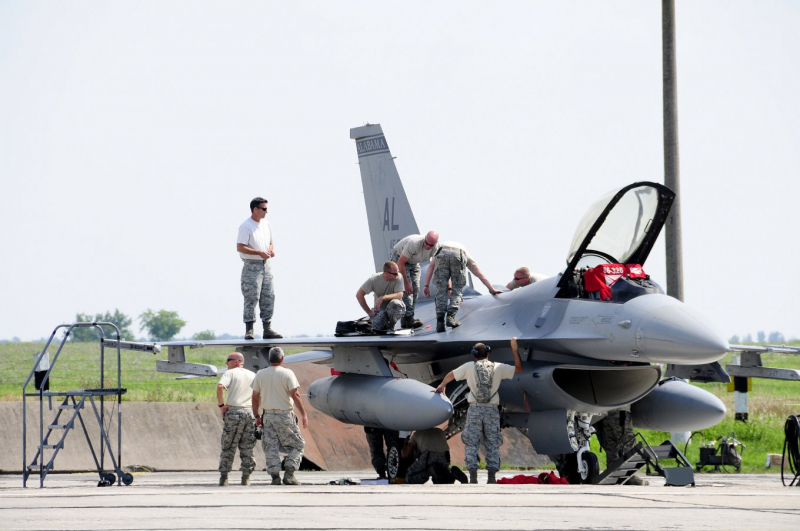 А чи є в Канади свої F-16, і це інтрига, як вона вчитиме пілотів ЗСУ