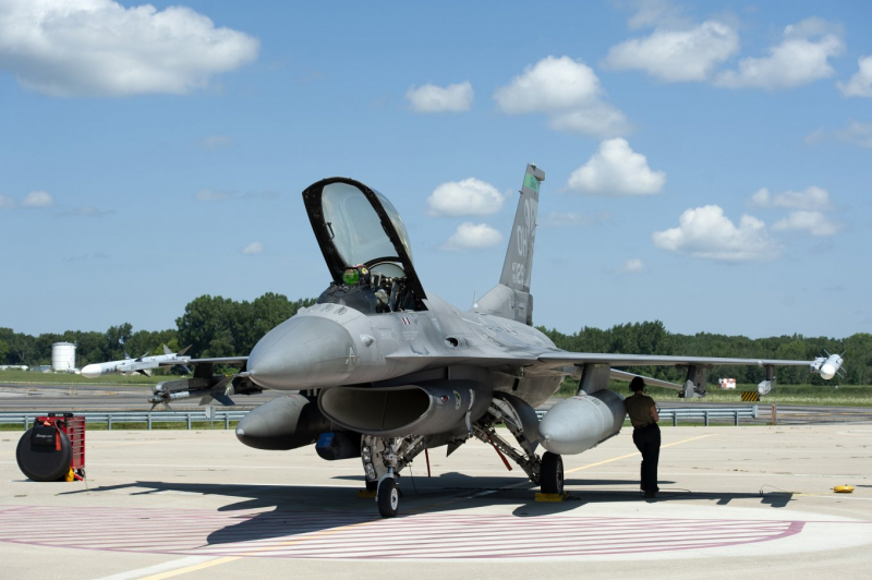 У США кардинально скоротили оцінку мінімального строку навчання українських пілотів F-16