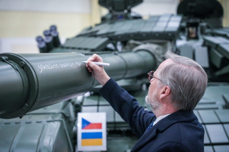 Прем’єр-міністр Чехії пише побажання українським захисникам на модернізованому танку Т-72