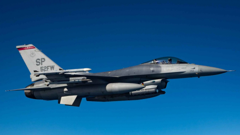 У США кардинально скоротили оцінку мінімального строку навчання українських пілотів F-16
