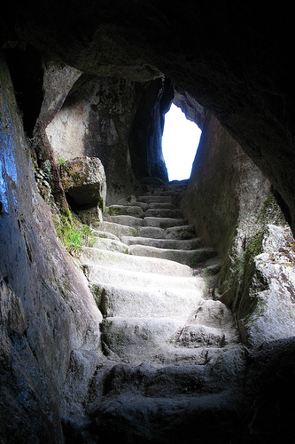 Так виглядає вхід до типової рукотворної печери. Фото винятково для привернення уваги до теми штучних тунелеподібних печер в Українських Карпатах (фото з мережі)