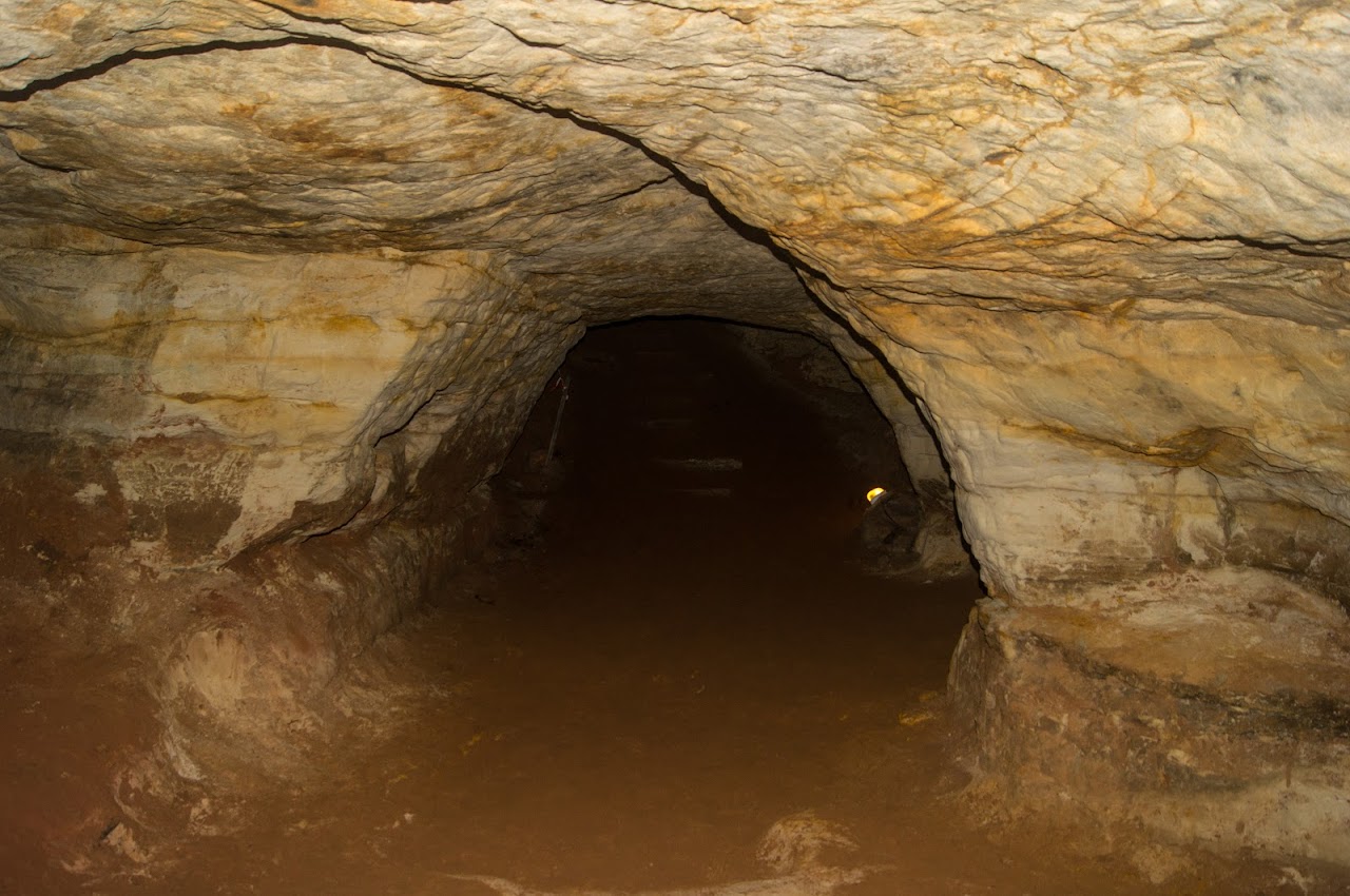 Фото-коллаж для привернення уваги до теми тунелеподібних печер в Українських Карпатах (фото з мережі)