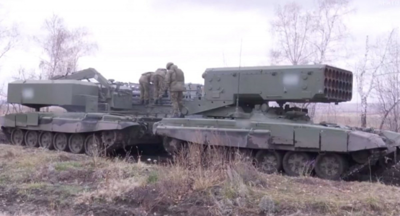 Бійці армії РФ відпрацьовують заряджання ТОС-1 "Солнцепек", осінь 2023 року, стоп-кадр з пропагандистського відео