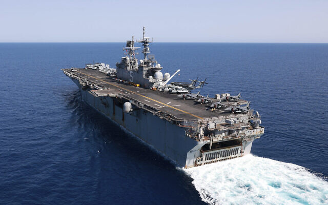 Десантний корабель USS Bataan подорожує Червоним морем, 8 серпня 2023 року. (Спеціаліст із засобів масової інформації 3-го класу Райлі Гасдія/ВМС США, через AP)